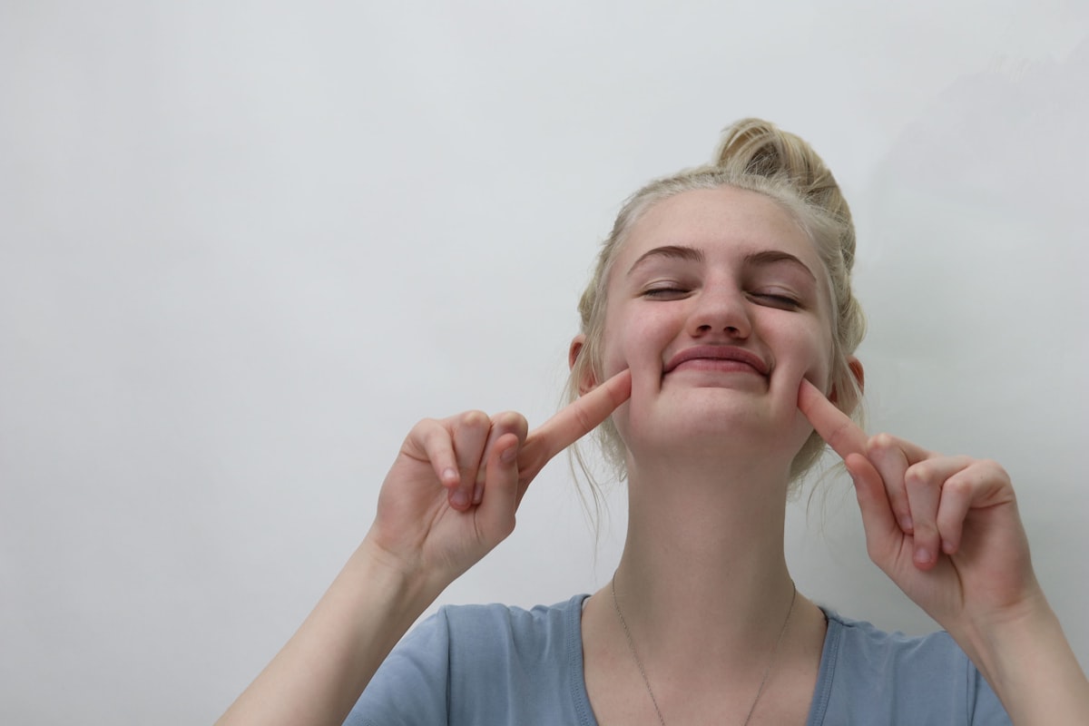 Ejercicio de estiramiento y tonificación de los labios y zona peribucal